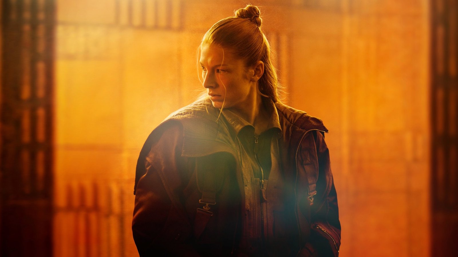 Blade Runner 2099 25 Kasım’da Prime Video’da: Michelle Yeoh ve Hunter Schafer, 2049’dan 50 yıl sonrasının Los Angeles’ında 2026 – 2 Blade Runner 2099 resmi karesinde turuncu ışıklı bir mekânda omzunun üzerinden geriye bakan Cora rolündeki Hunter Schafer