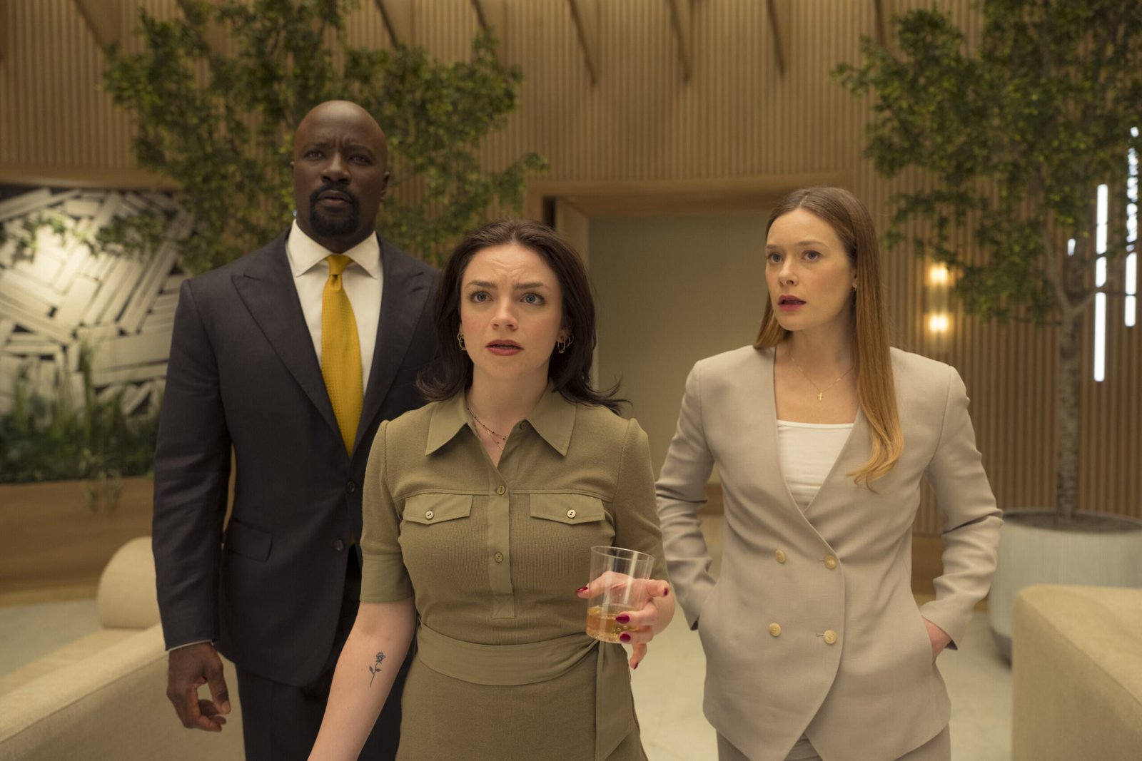 Cupertino CBS resmi karesinden Mike Colter, Ella Stiller ve Rachel Keller lobide