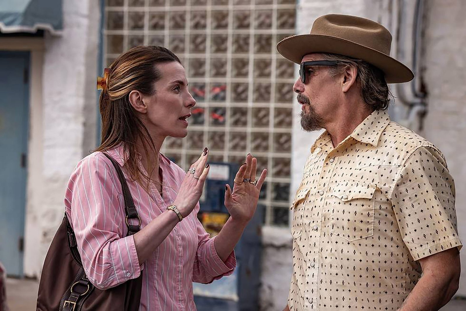 The Lowdown 2. sezon FX resmi karesinden Betty Gilpin ve Ethan Hawke sokakta konuşuyor