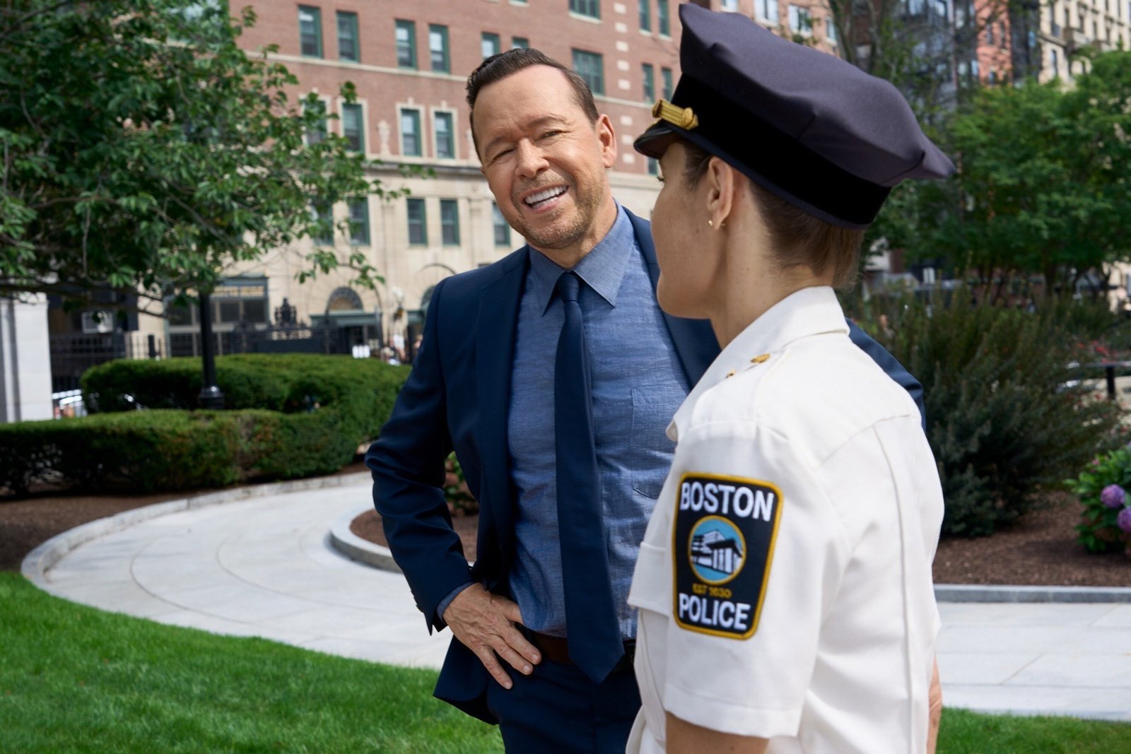 Boston Blue 2. sezon 9 Ekim’de CBS’te: The Crash 2026 – 13 Boston Blue 2. sezon CBS resmi karesinden Donnie Wahlberg üniformalı bir polisle parkta