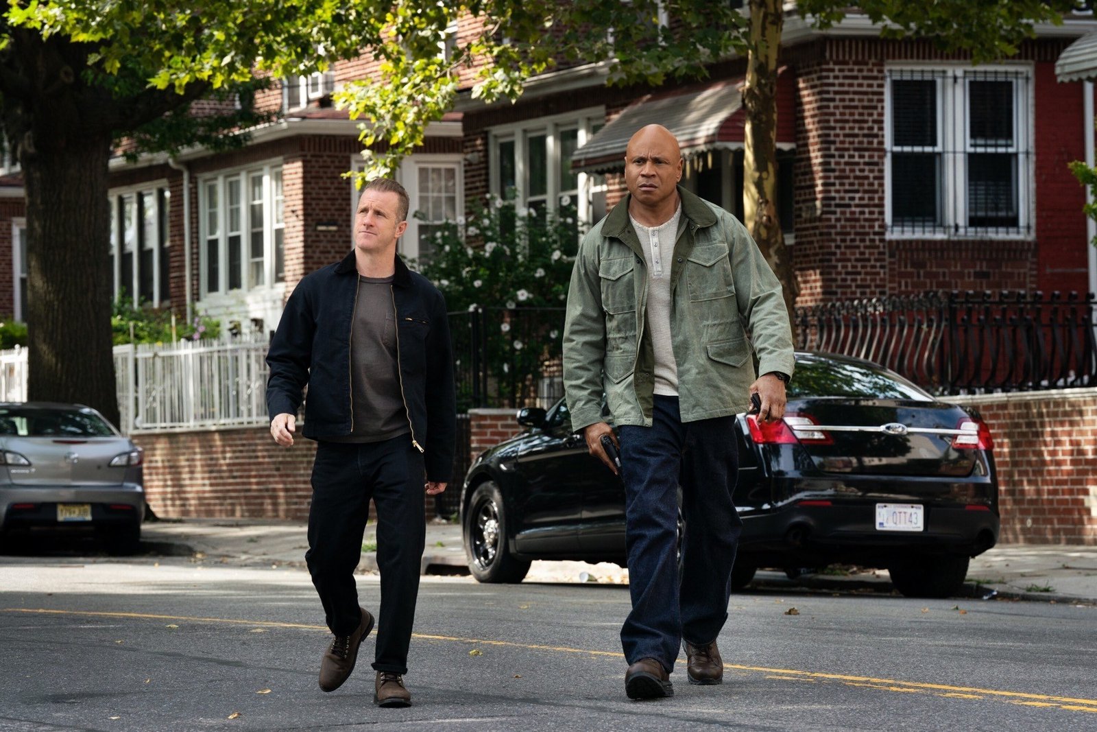 NCIS New York resmi karesinden LL Cool J ve Scott Caan sokakta yürüyor