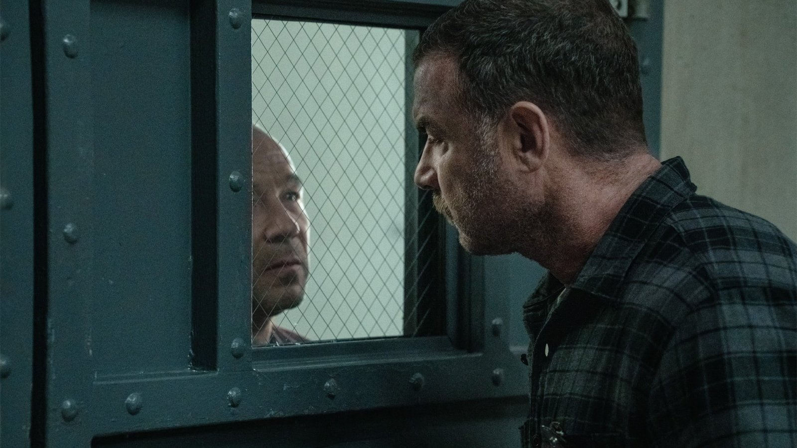 Nocturne Apple TV resmi basın karesinden Liev Schreiber ve Stephen Graham