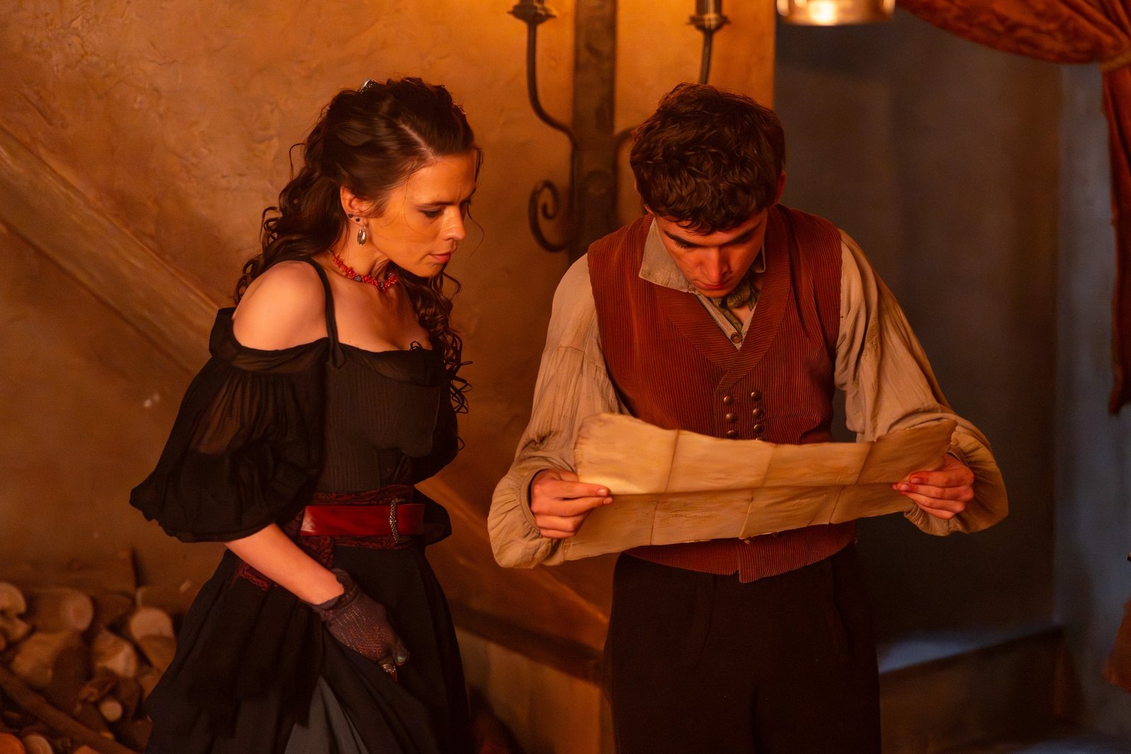 Treasure Island 11 Ekim’de MGM+’ta: David Oyelowo ve Hayley Atwell 2026 – 13 Treasure Island MGM Plus resmi karesinden Hayley Atwell ve Tom Sweet haritayla