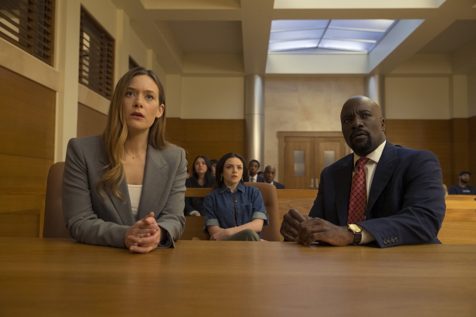 Cupertino CBS resmi karesinden Rachel Keller ve Mike Colter toplantı masasında