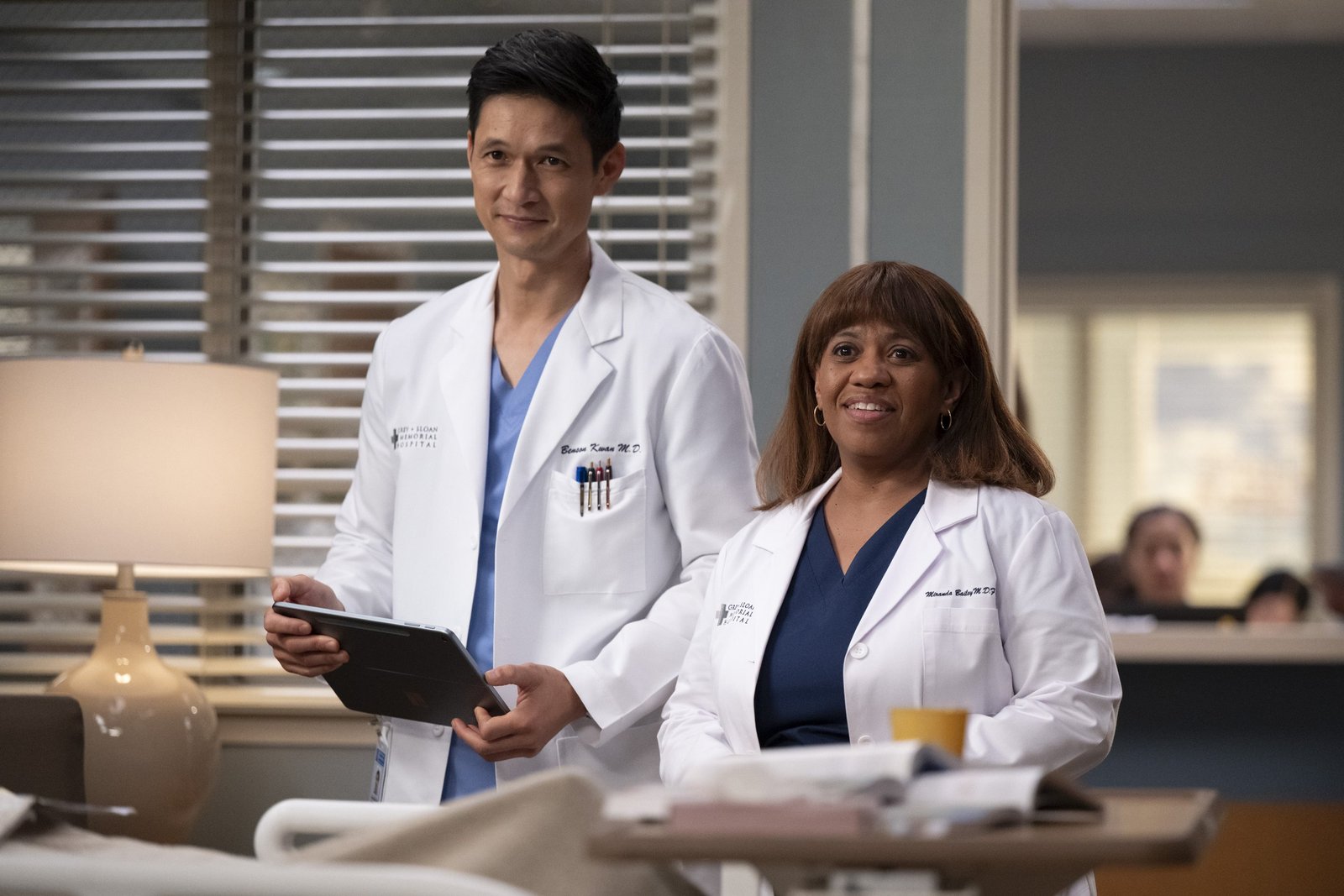 Grey’s Anatomy ABC resmi karesinden Harry Shum Jr. ve Chandra Wilson hastanede
