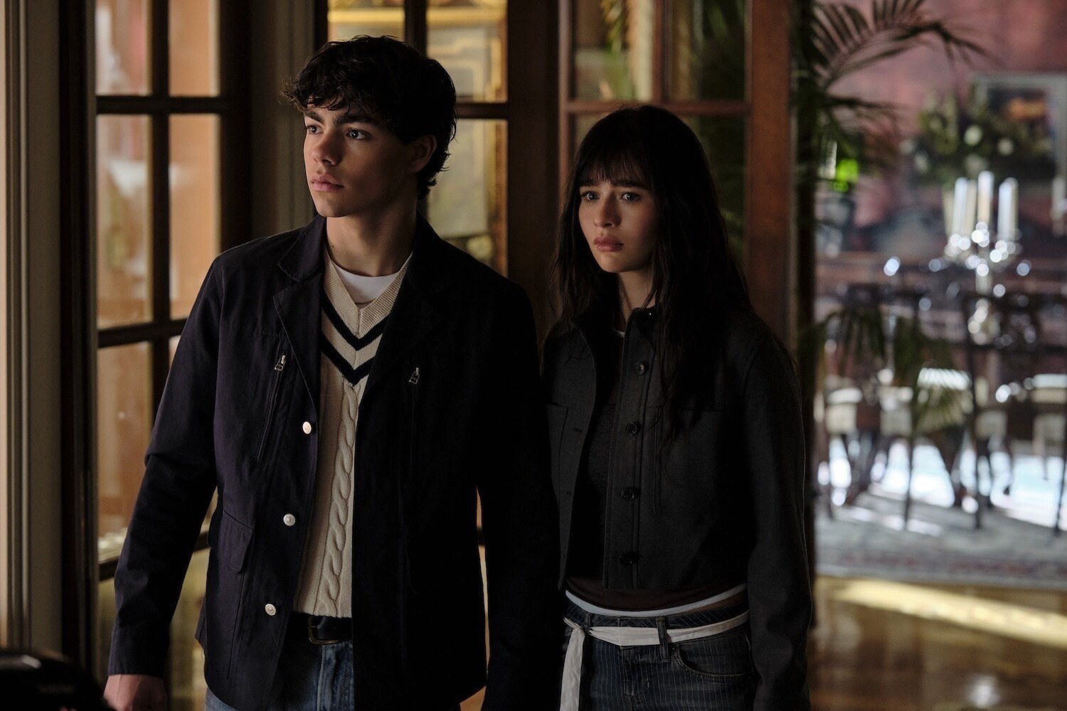 Coven Academy press karesinden Malachi Barton ve Malina Weissman’lı resmi Disney tanıtım görünümü