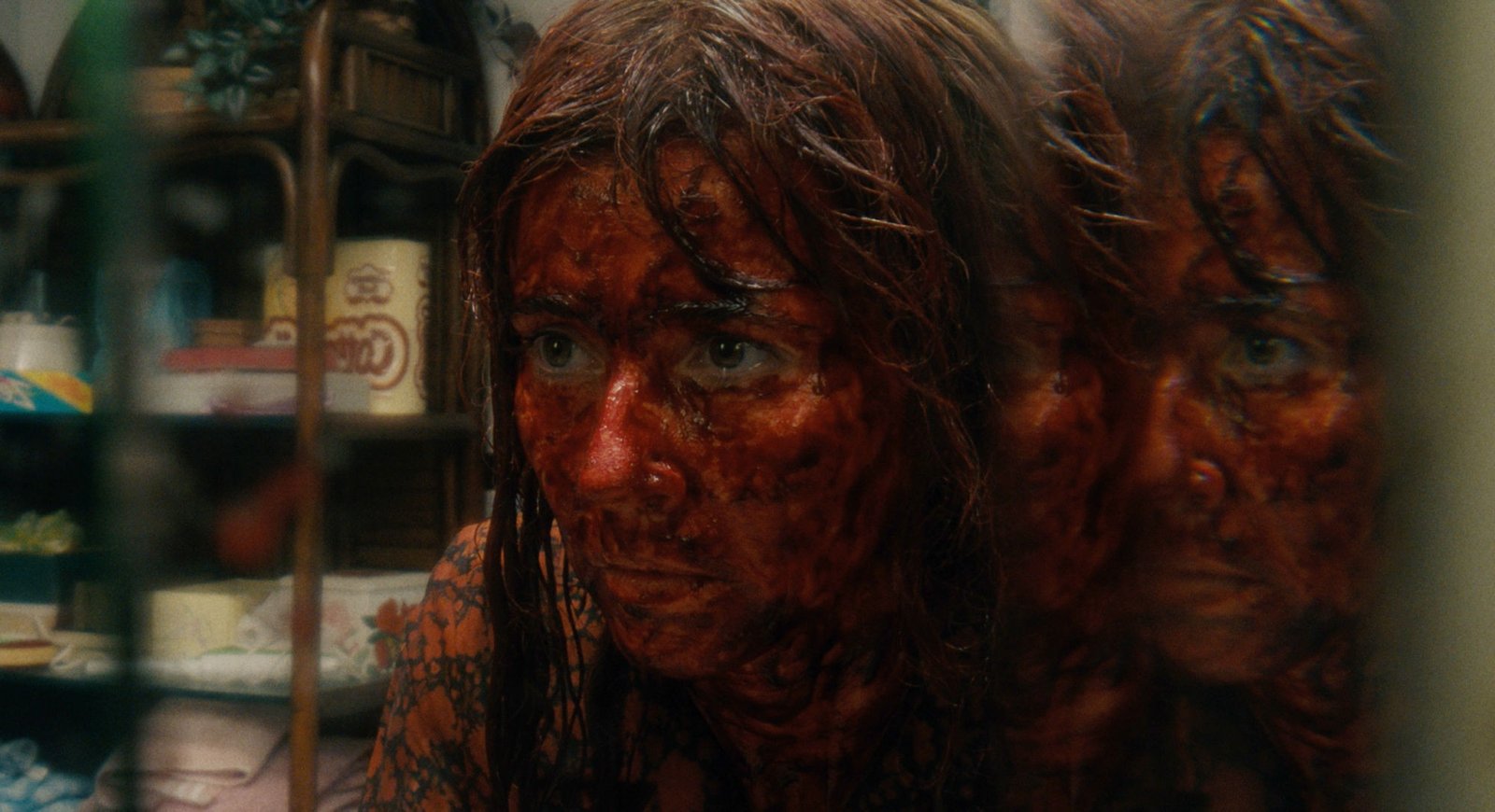 Crystal Lake Peacock resmi basın karesinden kamp ve kasaba gerilim görünümü