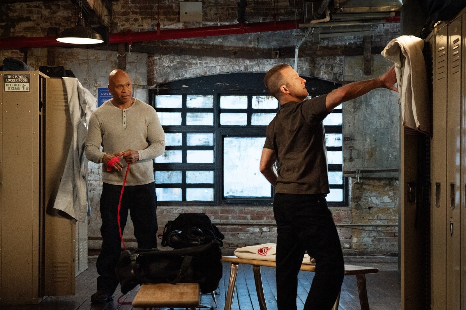 NCIS New York resmi karesinden LL Cool J ve Scott Caan soyunma odasında