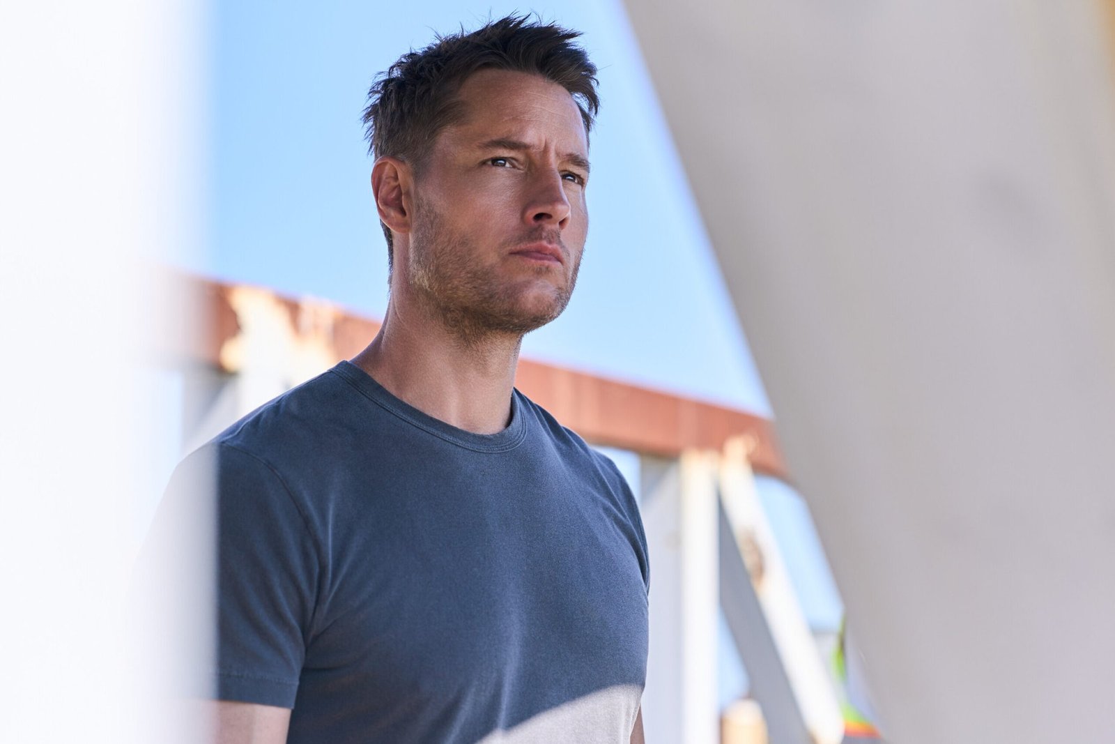 Tracker 4. sezon CBS resmi karesinden Justin Hartley dış mekanda