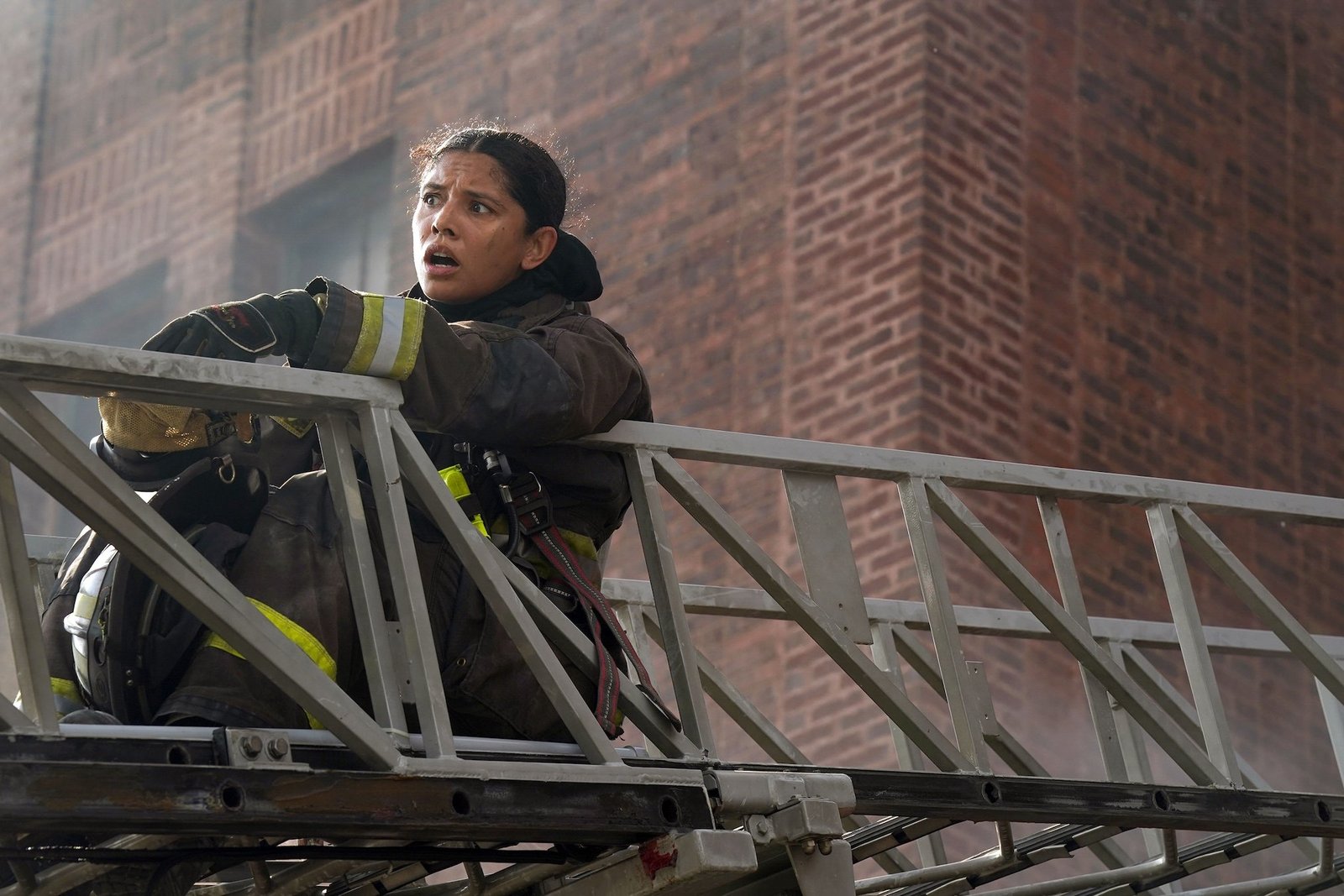 Chicago Fire 15. sezon NBC resmi karesinden Miranda Rae Mayo yangÄ±n merdiveninde