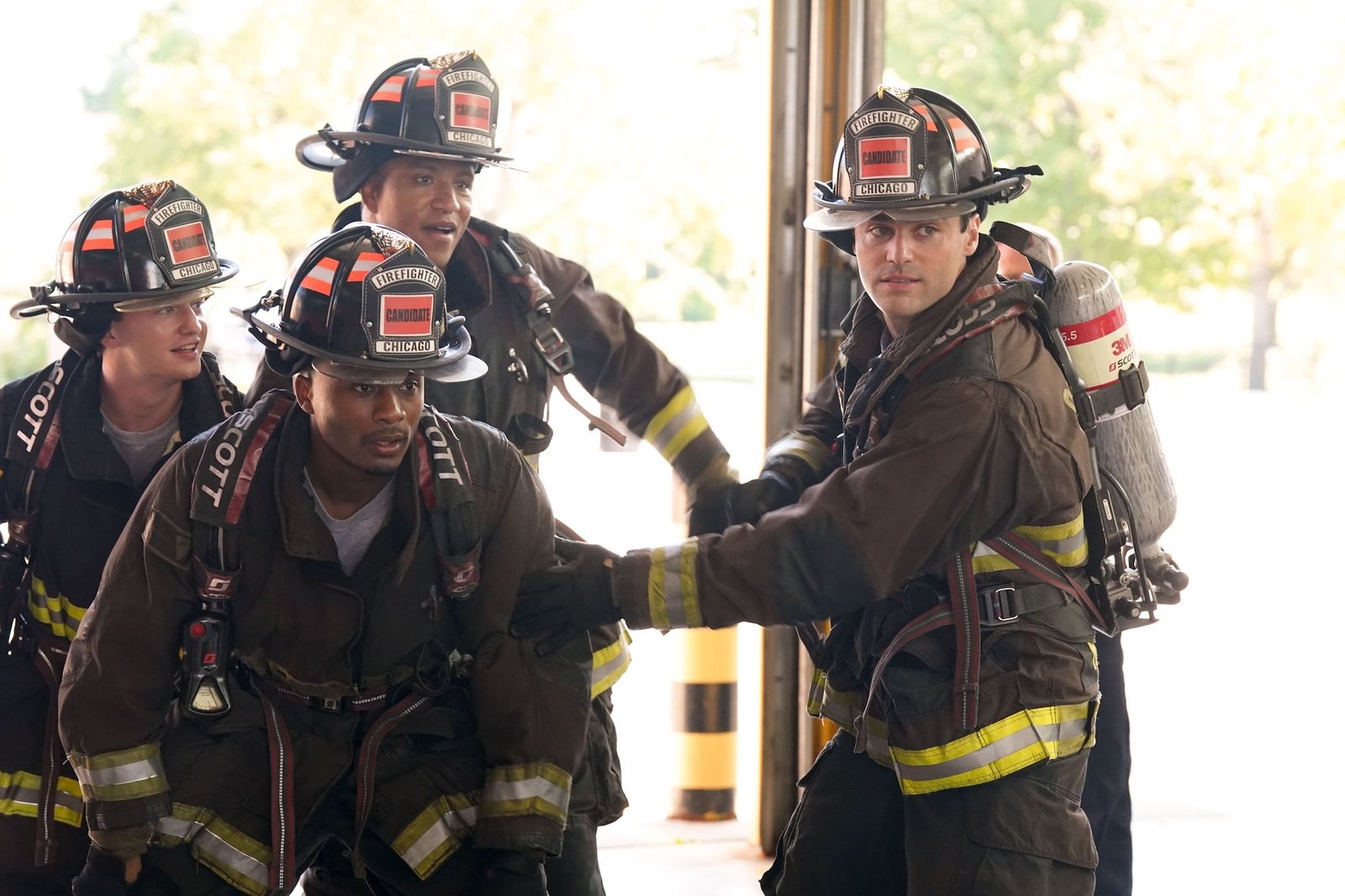 Chicago Fire 15. sezon NBC resmi karesinden Joe Eichorst, Daâ€™Vinchi, K.C. McNeil ve Matthew Daddario itfaiye istasyonunda