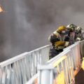 Chicago Fire 15. sezon 7 Ekim’de NBC’de: New Blood 2026 – 5 Chicago Fire 15. sezon NBC resmi karesinden Leroy Williams III ve David Eigenberg alevler arasında merdivende