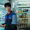Dead-End Job Netflix resmi karesinden market raflarının arasında üniformasıyla duran Hyeok-jun rolündeki Lee Jae-wook
