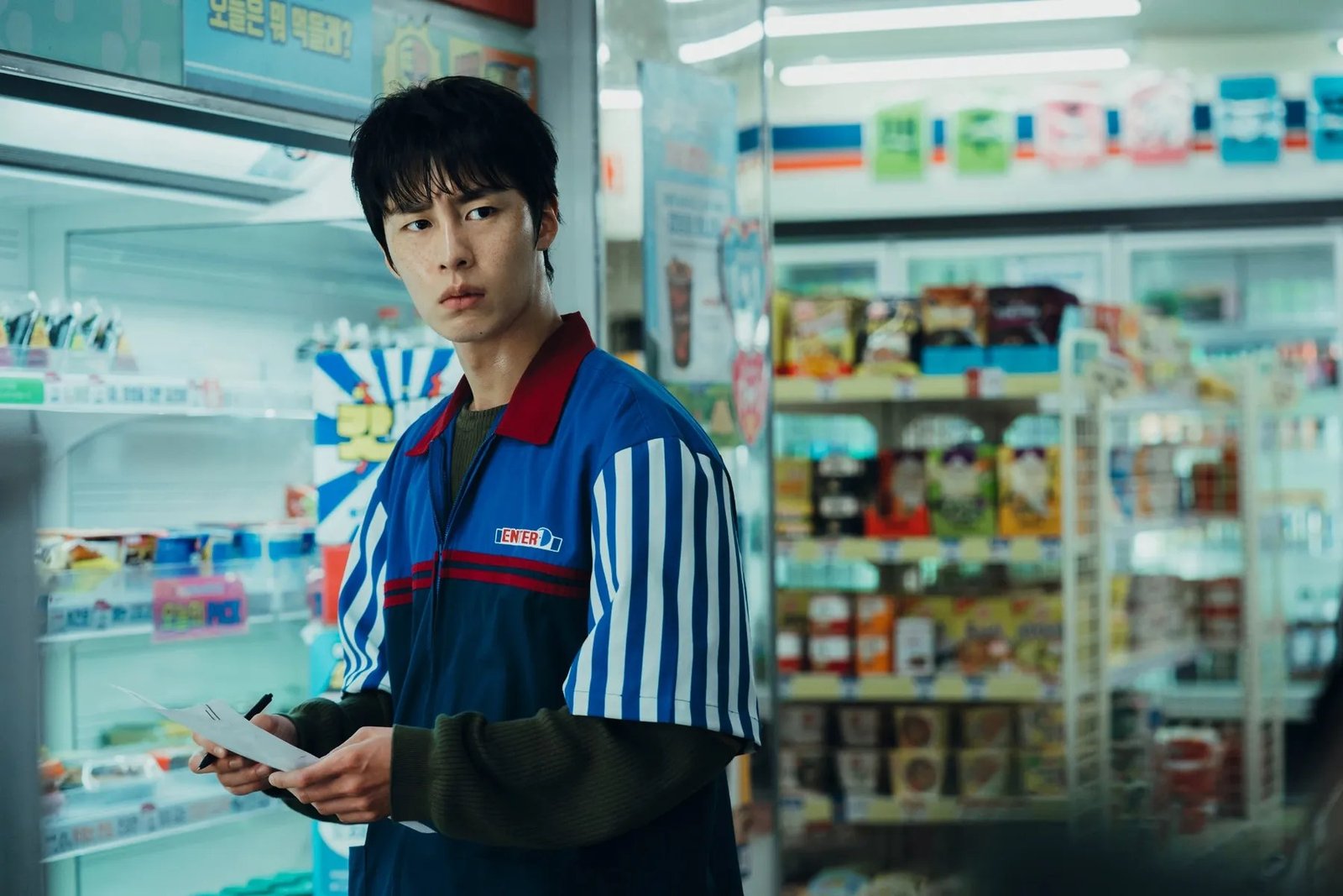 Dead-End Job Netflix resmi karesinden market raflarının arasında üniformasıyla duran Hyeok-jun rolündeki Lee Jae-wook