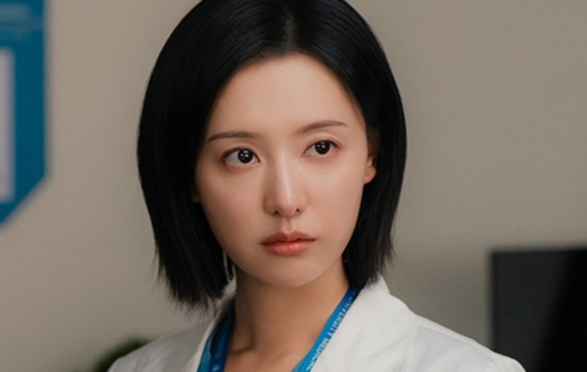 Doctor X: Mafia in White SBS resmi karesinden doktor önlüğüyle Gye Su-jeong rolündeki Kim Ji-won