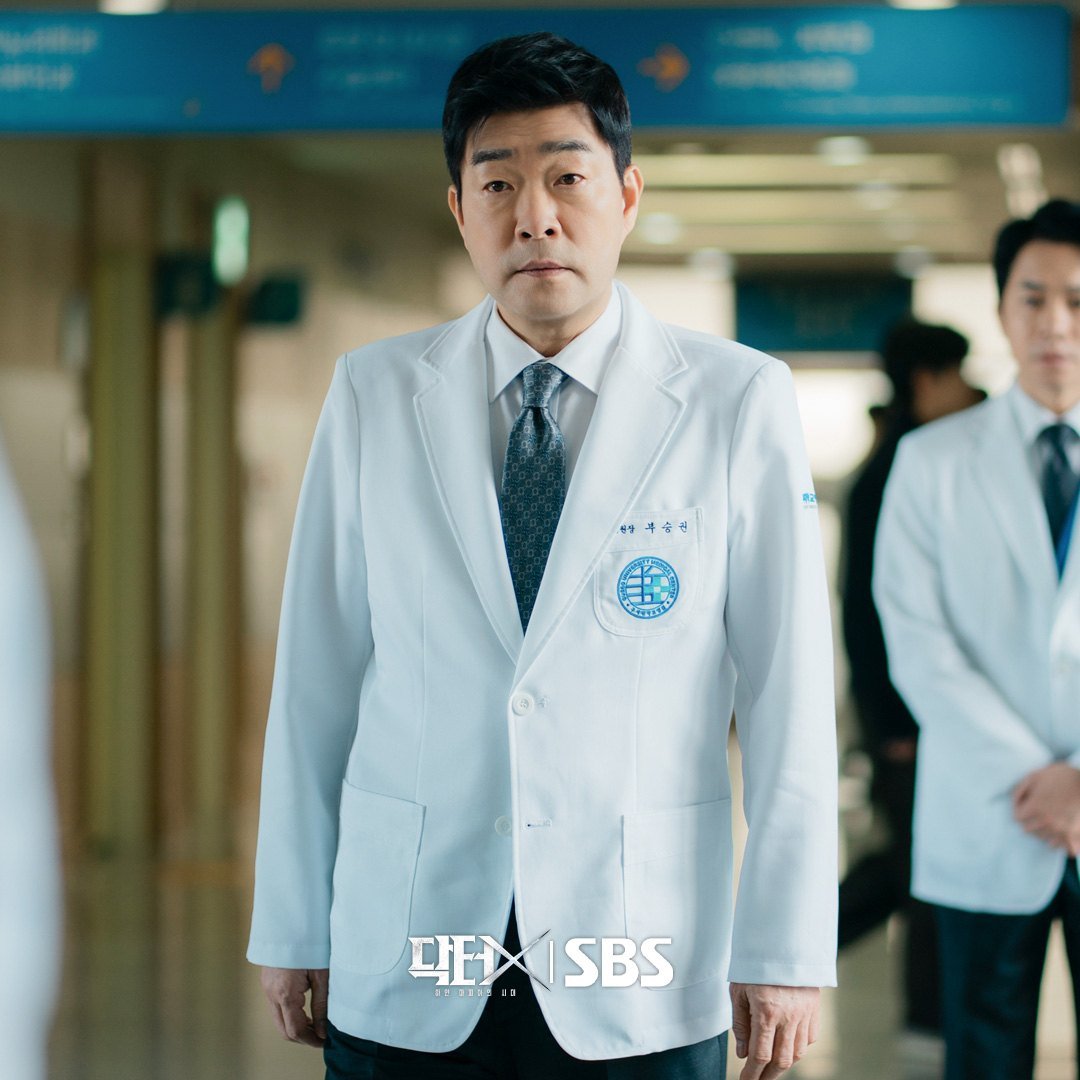 Doctor X: Mafia in White SBS resmi karesinden hastane koridorunda Bu Seung-kwon rolündeki Son Hyun-joo