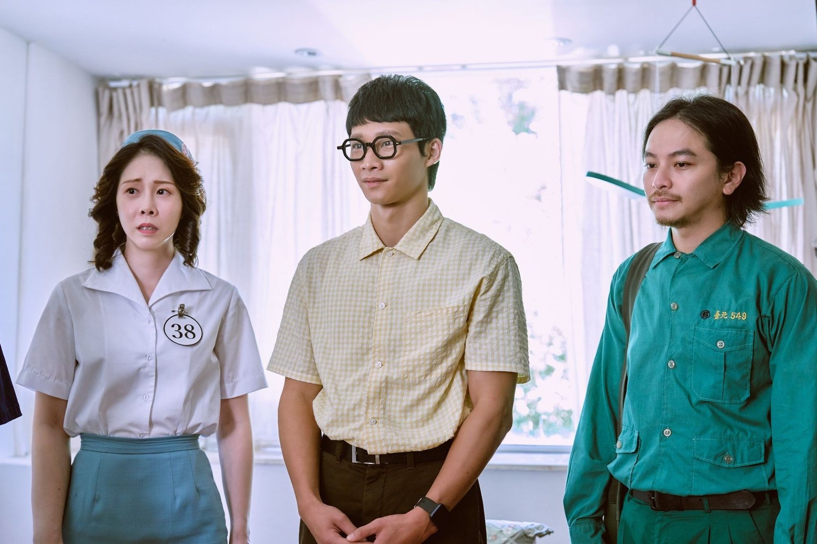 Driving Mom Crazy resmi karesinden bir odada yan yana duran hayalet karakterler Huang Guan-zhi, Yang Ming-wei ve Tsai Gen-yan