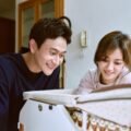 Driving Mom Crazy 18 Ekim’de Netflix’te: Ivy Chen’li Tayvan dizisinde bebek, gangster ve hayaletler 2026 – 4 Driving Mom Crazy resmi karesinden bebek beşiğine eğilerek gülümseyen Liu Kuan-ting ve Ivy Chen