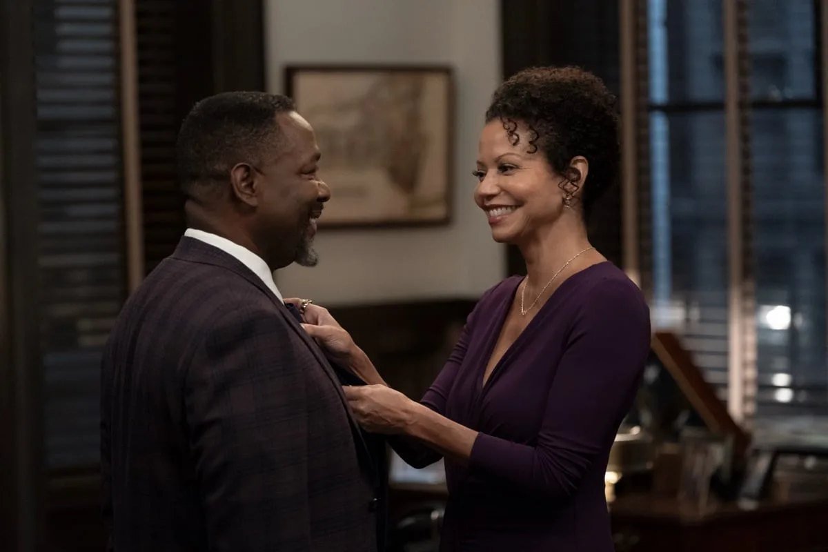 Elsbeth 4. sezon CBS resmi karesinden Gloria Reuben, Wendell Pierceâ€™in kravatÄ±nÄ± dÃ¼zeltiyor
