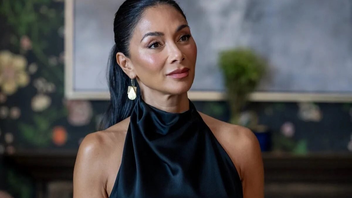Elsbeth 4. sezon CBS resmi karesinden evlilik danışmanı Serena Collyer rolündeki Nicole Scherzinger