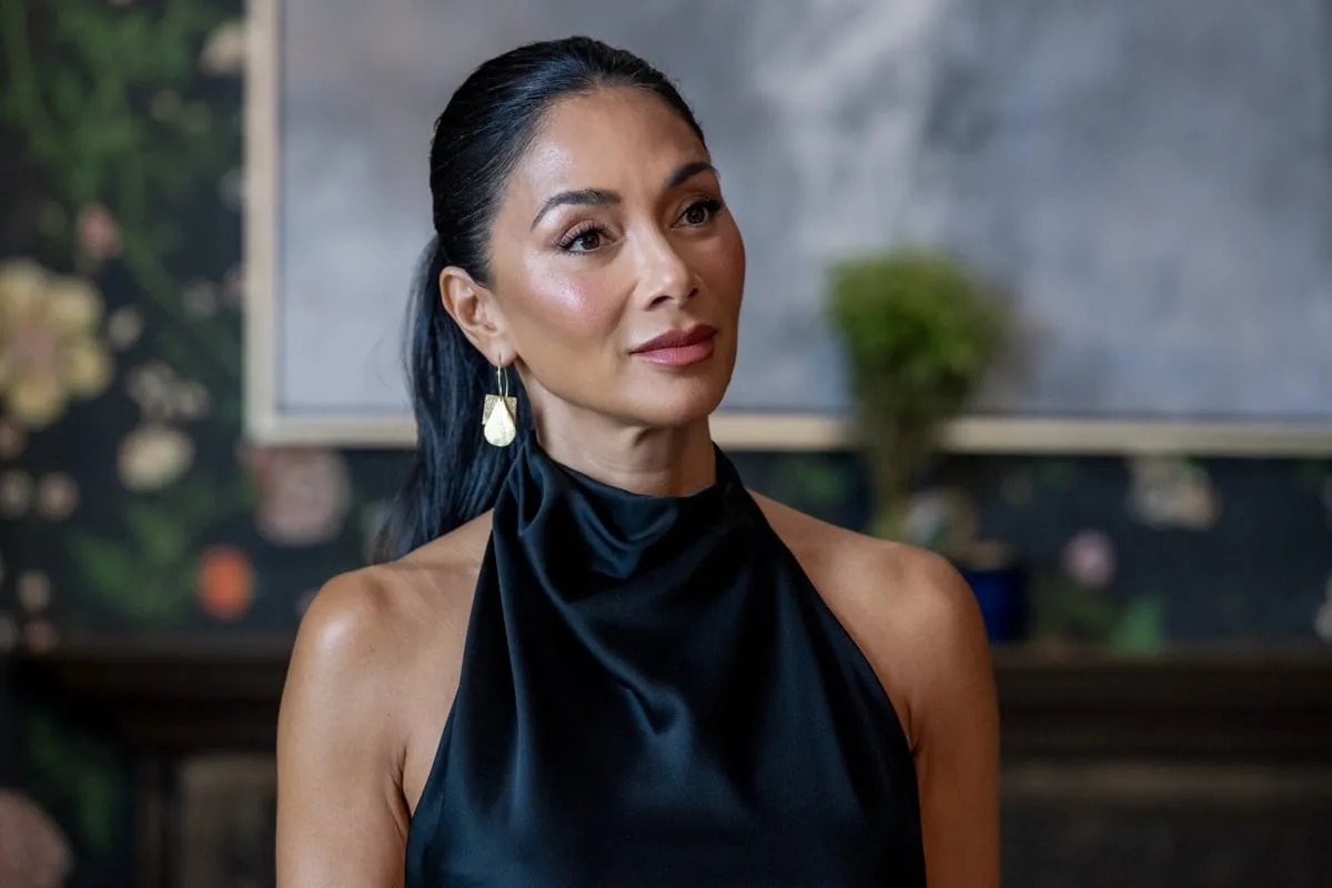 Elsbeth 4. sezon CBS resmi karesinden evlilik danışmanı Serena Collyer rolündeki Nicole Scherzinger
