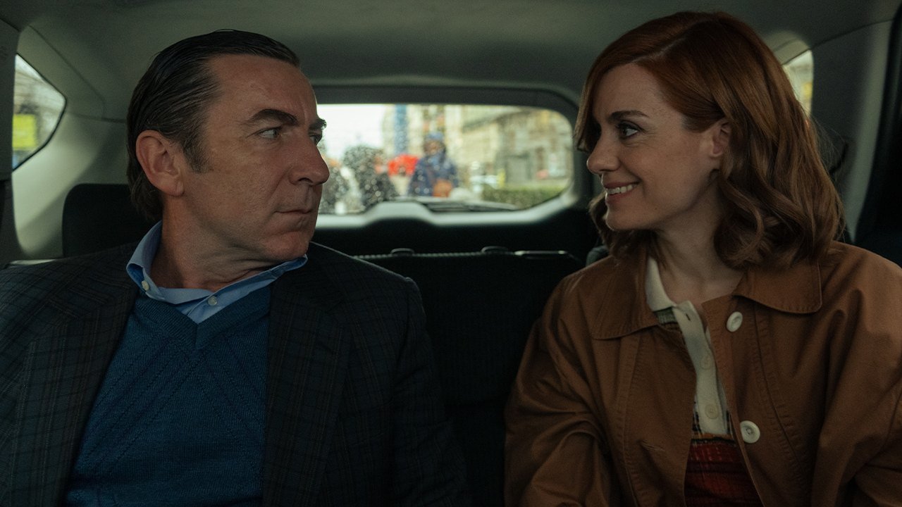 Fading Grandeur Netflix resmi karesinden bir arabanın arka koltuğunda yan yana oturan Antonio de la Torre ve Alexandra Jiménez