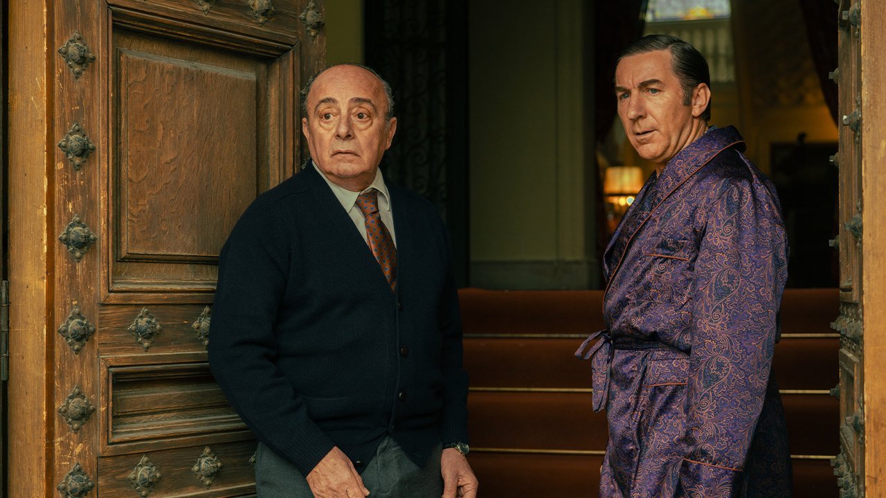 Fading Grandeur Netflix resmi karesinden eski bir konağın kapısında duran yaşlı bir adam ve sabahlıklı Antonio de la Torre
