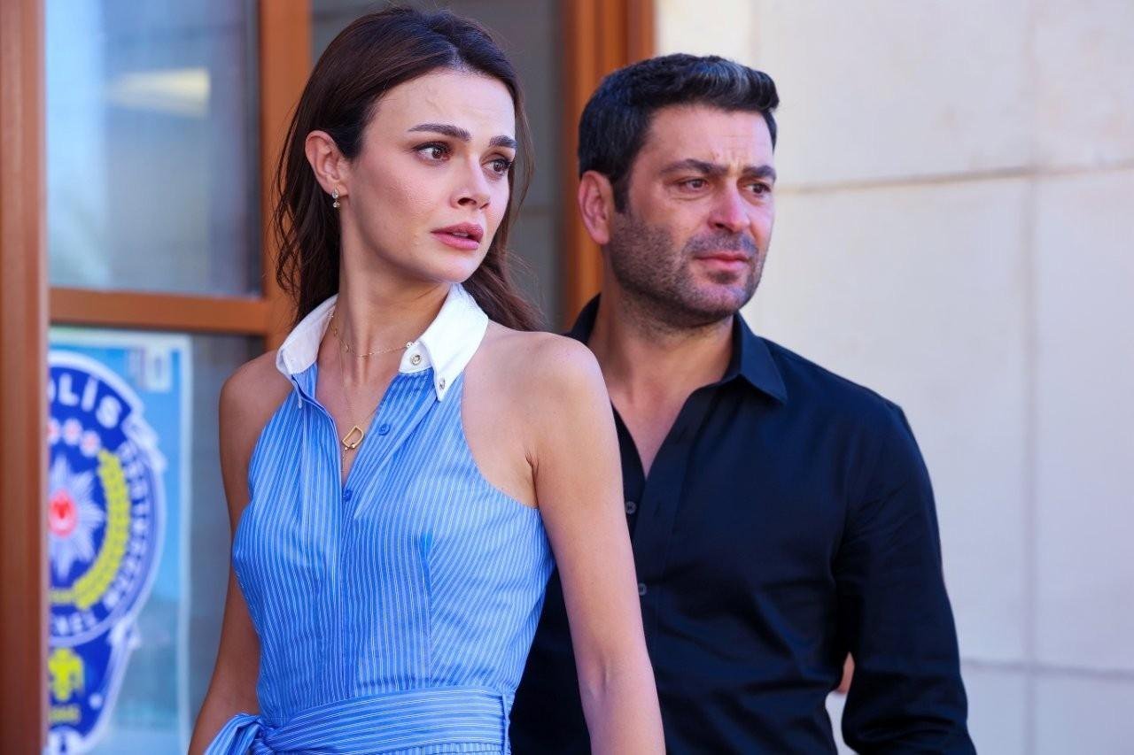 Uzak Şehir 67. bölüm Kanal D karesinden Sinem Ünsal ve Ozan Akbaba emniyet binası önünde