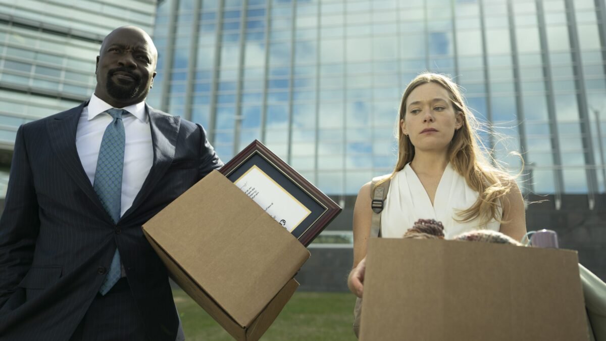 Cupertino CBS resmi karesinden Mike Colter ve Rachel Keller ellerinde kolilerle binadan çıkıyor