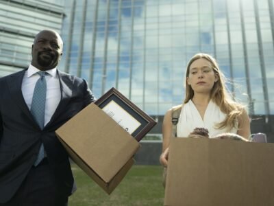 Cupertino CBS resmi karesinden Mike Colter ve Rachel Keller ellerinde kolilerle binadan çıkıyor
