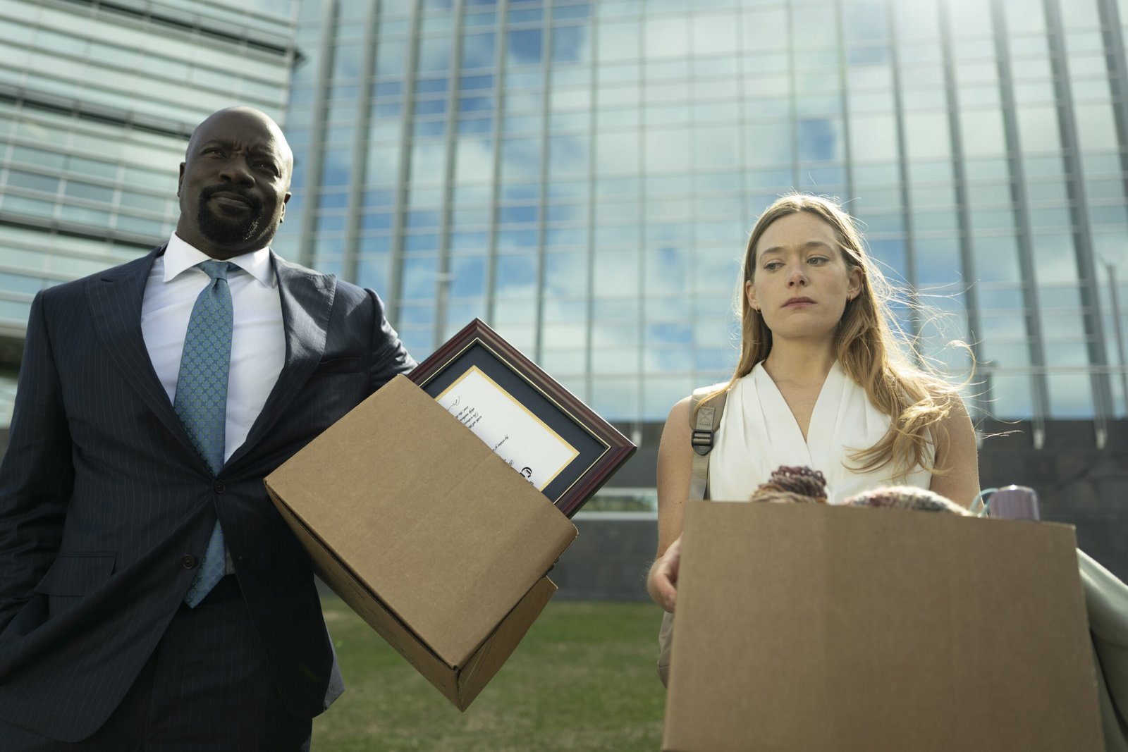 Cupertino CBS resmi karesinden Mike Colter ve Rachel Keller ellerinde kolilerle binadan çıkıyor