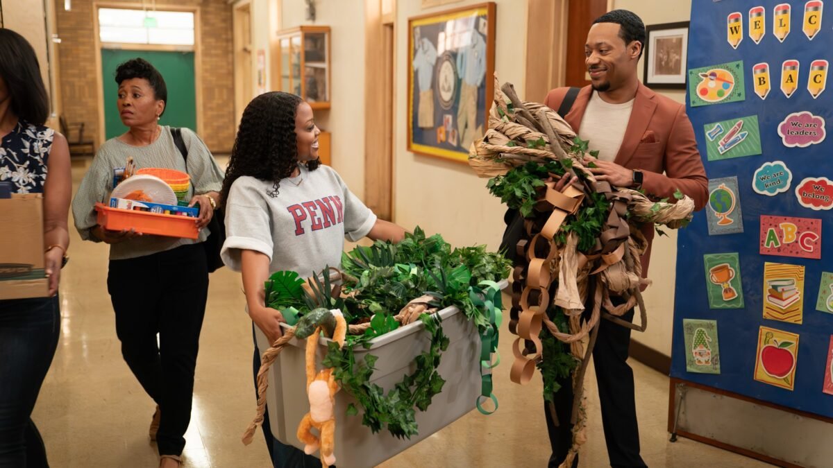 Abbott Elementary ABC resmi karesinden Quinta Brunson ve Tyler James Williams koridorda saksılarla