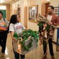 Abbott Elementary ABC resmi karesinden Quinta Brunson ve Tyler James Williams koridorda saksılarla