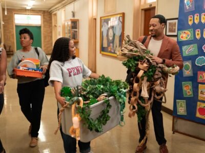 Abbott Elementary ABC resmi karesinden Quinta Brunson ve Tyler James Williams koridorda saksılarla