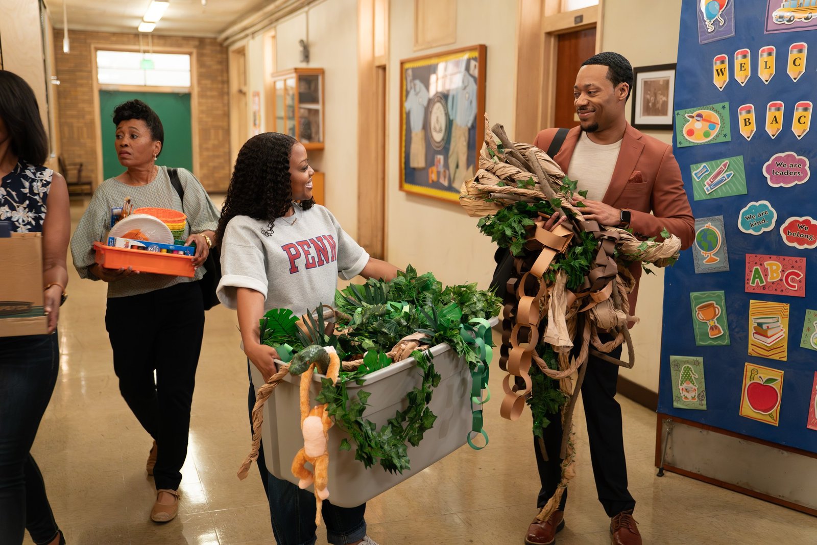 Abbott Elementary ABC resmi karesinden Quinta Brunson ve Tyler James Williams koridorda saksılarla