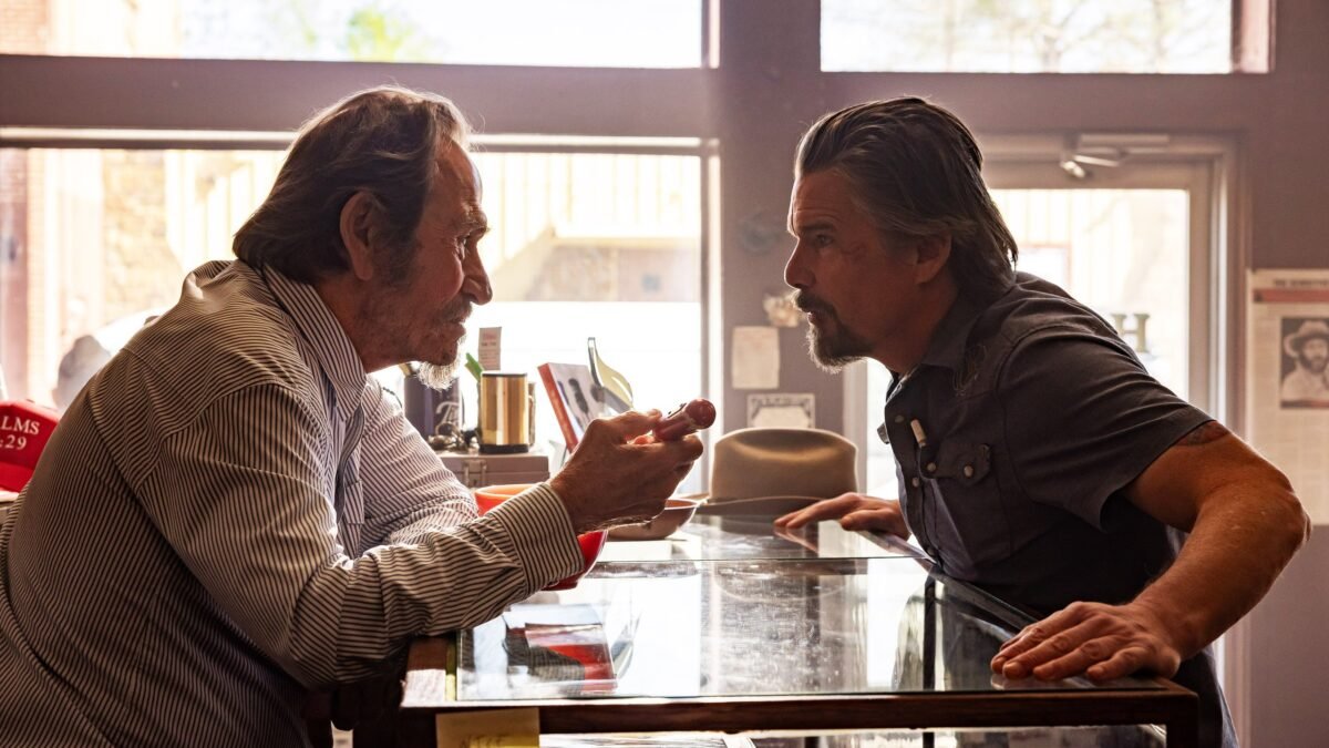 The Lowdown 2. sezon FX resmi karesinden Tommy Lee Jones ve Ethan Hawke masada karşı karşıya