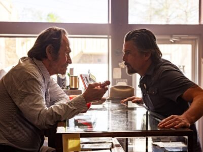 The Lowdown 2. sezon FX resmi karesinden Tommy Lee Jones ve Ethan Hawke masada karşı karşıya