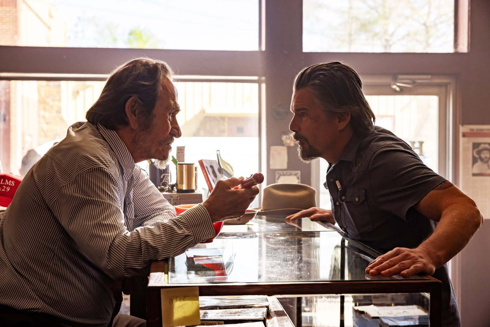 The Lowdown 2. sezon FX resmi karesinden Tommy Lee Jones ve Ethan Hawke masada karşı karşıya