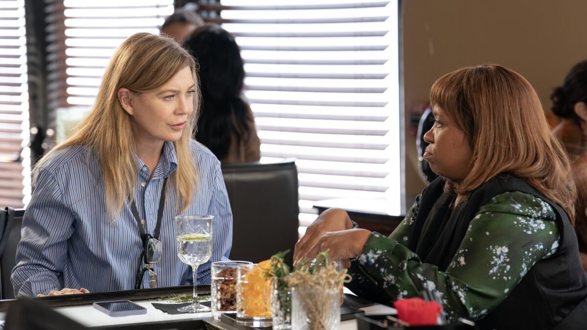 Grey’s Anatomy ABC resmi karesinden Ellen Pompeo ve Chandra Wilson masada sohbet ediyor