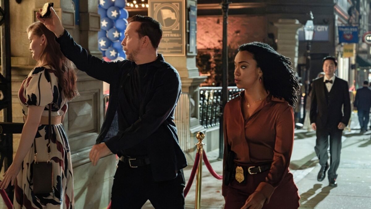 Boston Blue 2. sezon CBS resmi karesinden Donnie Wahlberg ve Sonequa Martin-Green gece sokakta