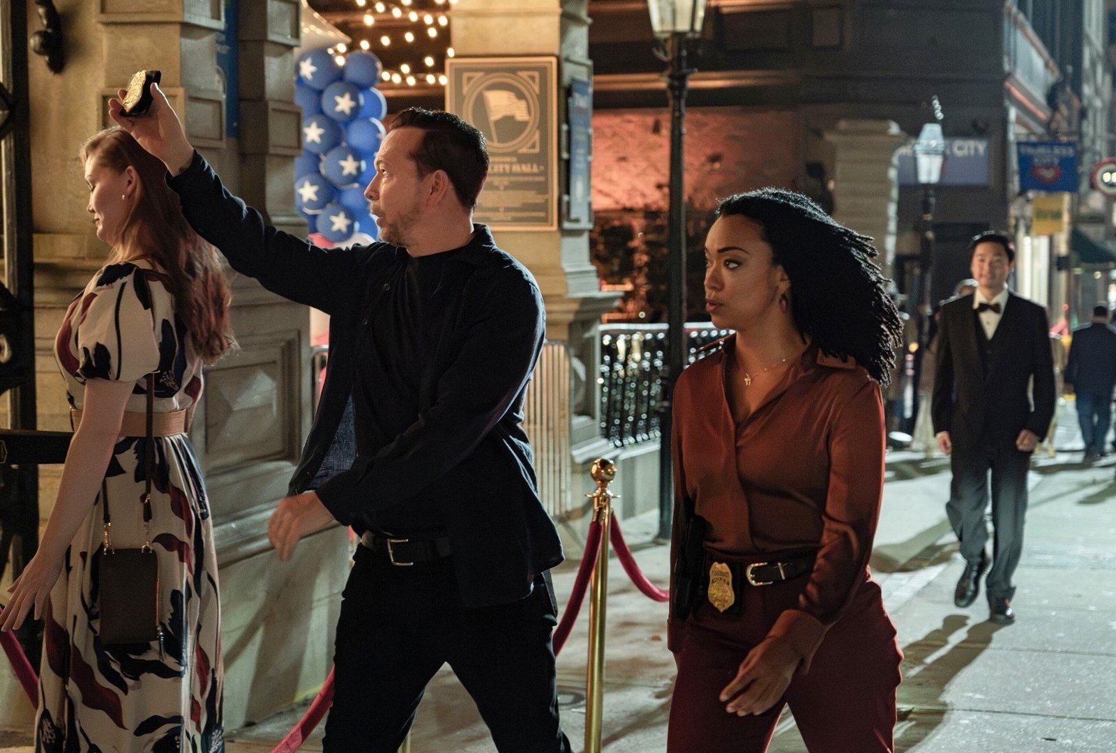 Boston Blue 2. sezon CBS resmi karesinden Donnie Wahlberg ve Sonequa Martin-Green gece sokakta