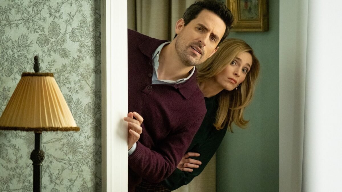 Eternally Yours CBS resmi karesinden Ed Weeks ve Allegra Edwards kapı aralığında