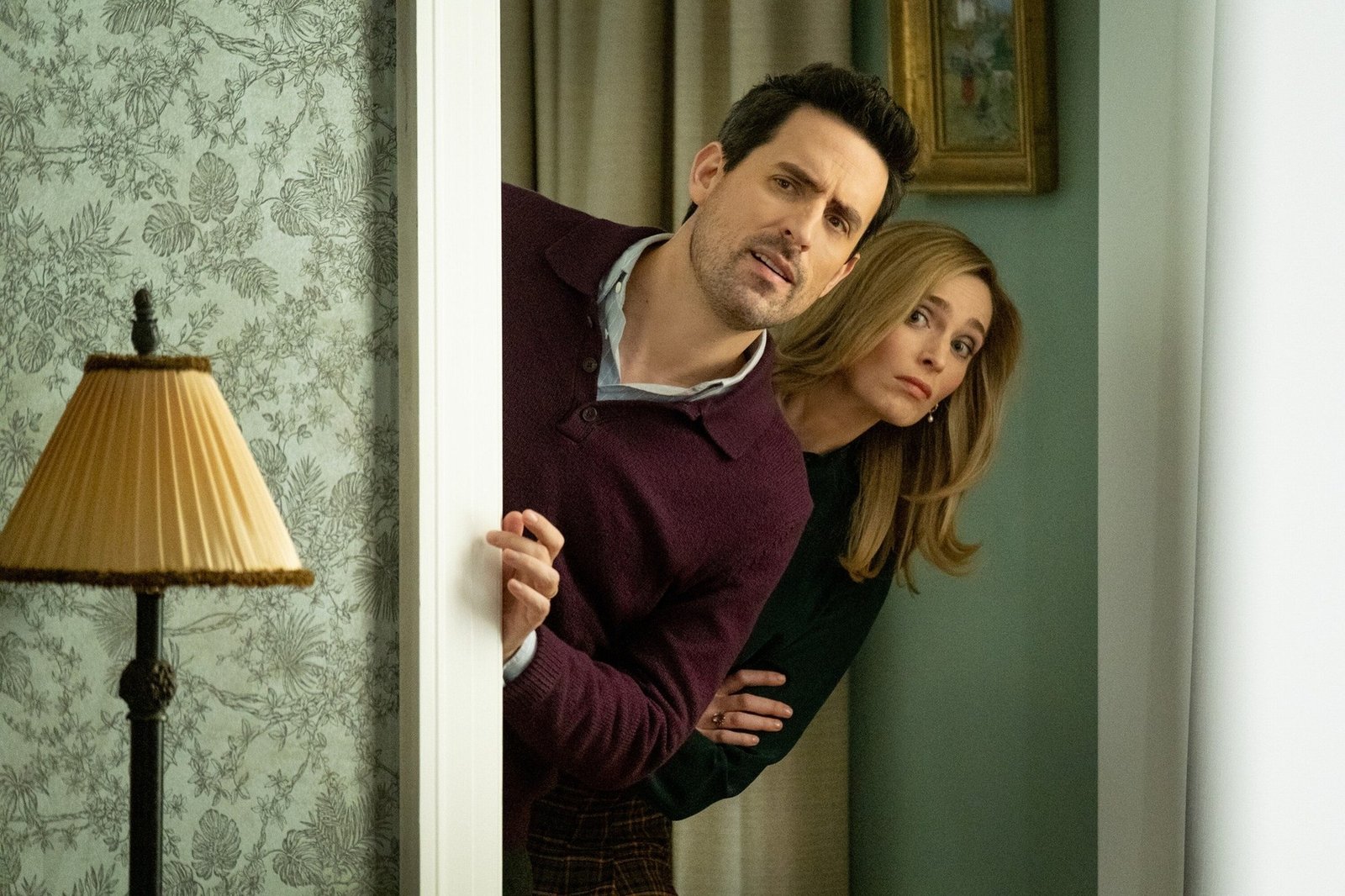 Eternally Yours CBS resmi karesinden Ed Weeks ve Allegra Edwards kapı aralığında