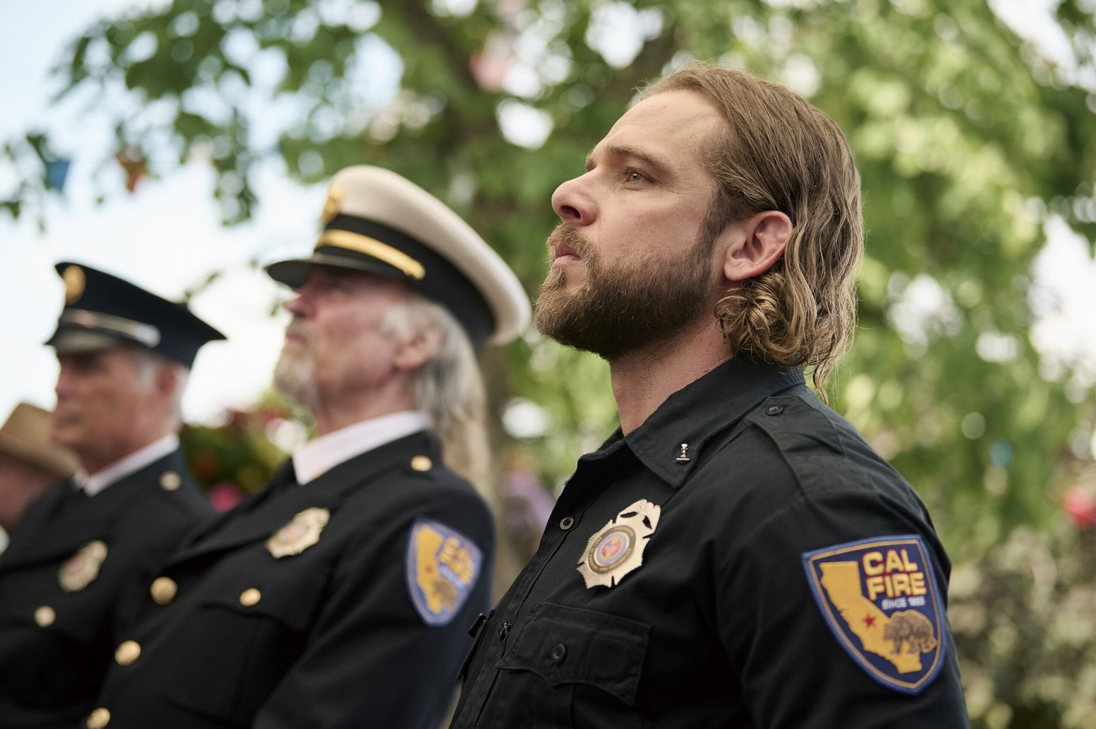 Fire Country 5. sezon CBS resmi karesinden Max Thieriot itfaiye töreninde