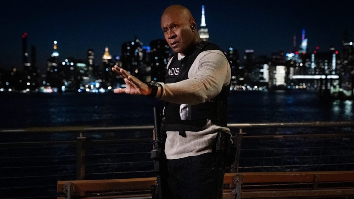 NCIS New York resmi karesinden LL Cool J gece vakti NCIS yeleğiyle