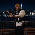 NCIS New York resmi karesinden LL Cool J gece vakti NCIS yeleğiyle