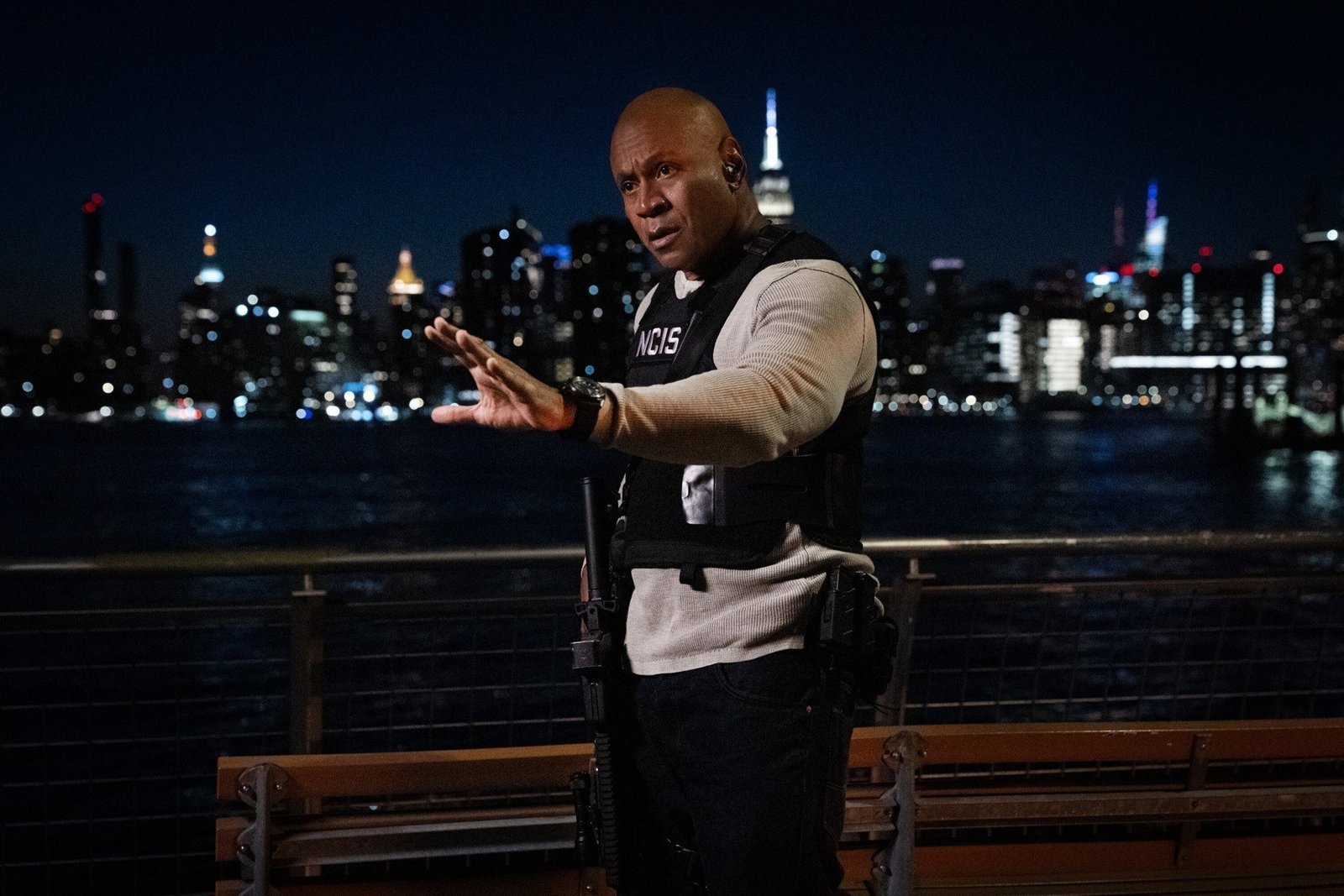 NCIS New York resmi karesinden LL Cool J gece vakti NCIS yeleğiyle