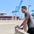 Tracker 4. sezon CBS resmi karesinden Justin Hartley limanda