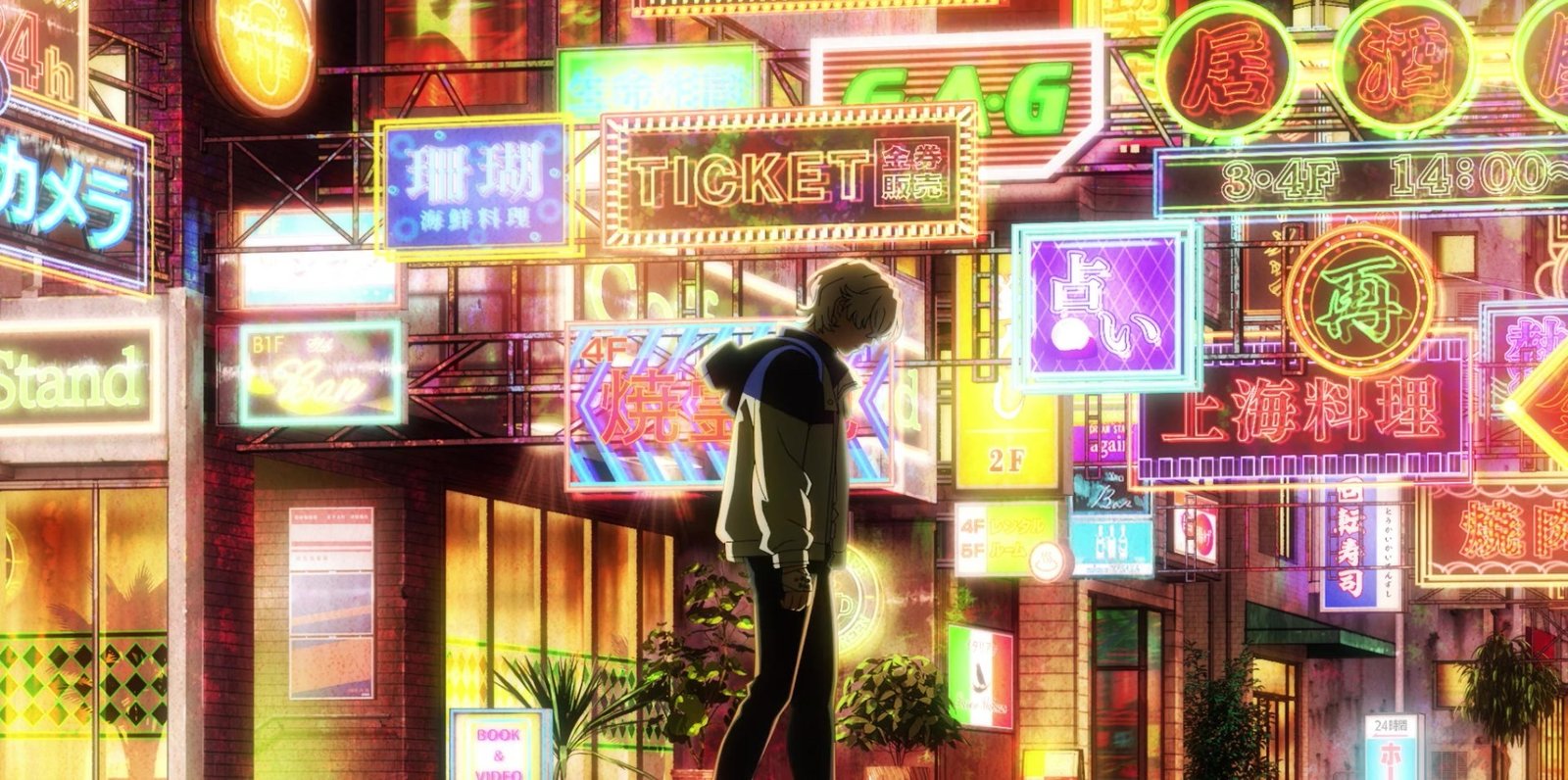 Fool Night fragmanından rengârenk neon tabelalarla dolu gece sokağında yürüyen kapüşonlu genç