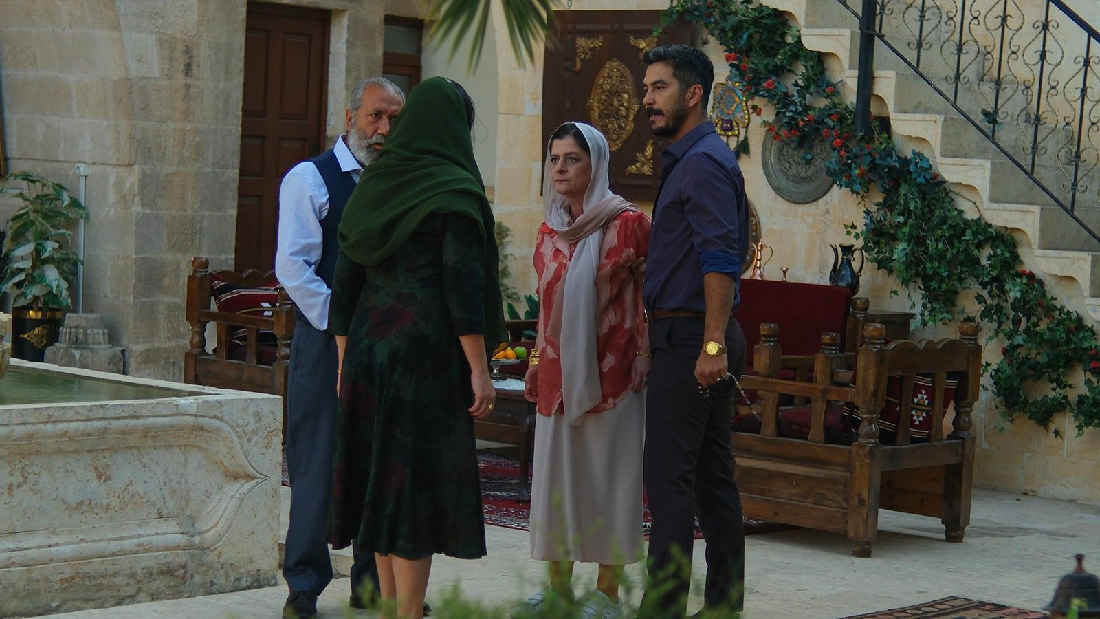 Halef: Köklerin Çağrısı 38. bölüm NOW karesinden taş avlulu bir konakta bir araya gelen aile üyeleri
